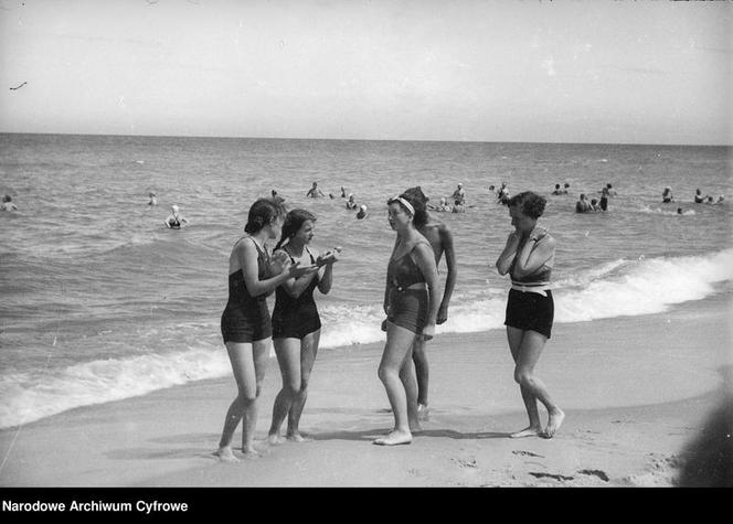 Jak dawniej wyglądało plażowanie? Te zdjęcia to prawdziwe perełki! [GALERIA]