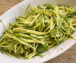 Niepozorna cukinia w roli głównej. Ta surówka to prawdziwy hit