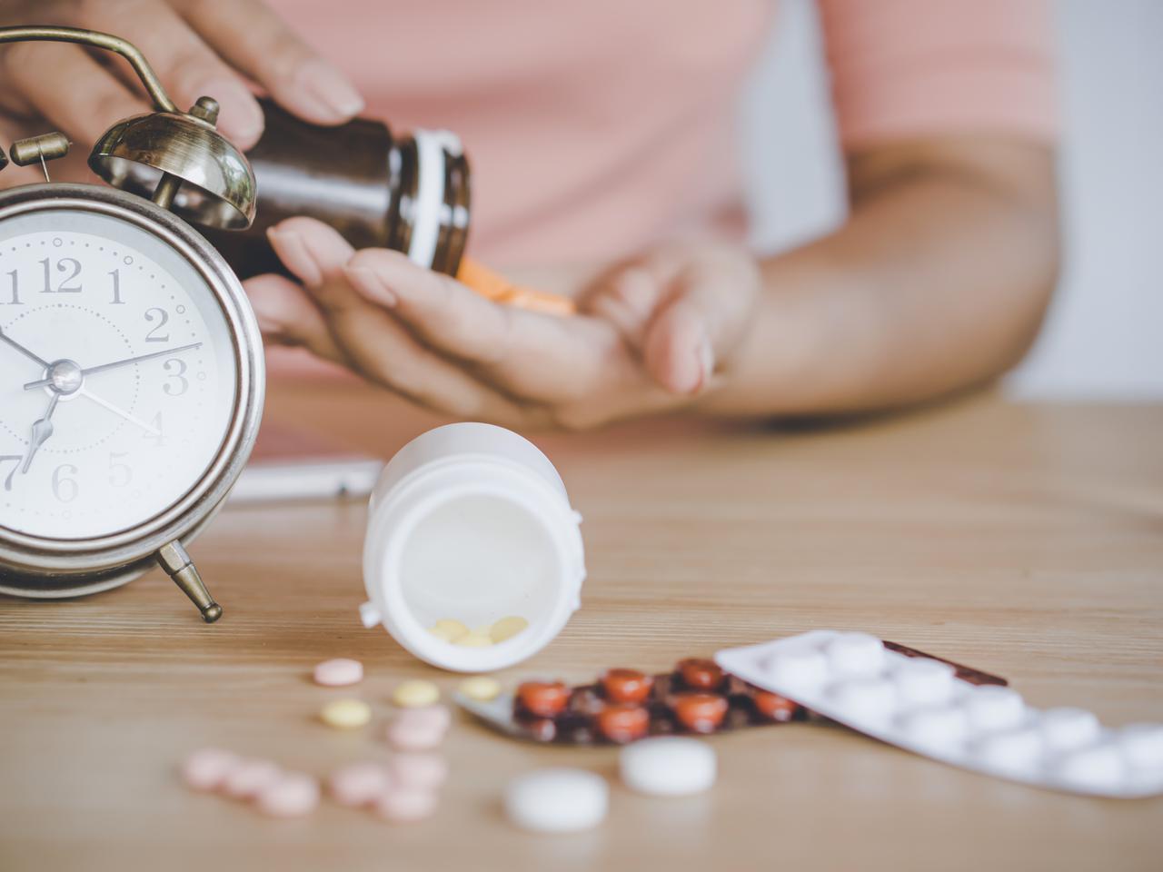 Czym nie popijać leków? Lista niedozwolonych produktów