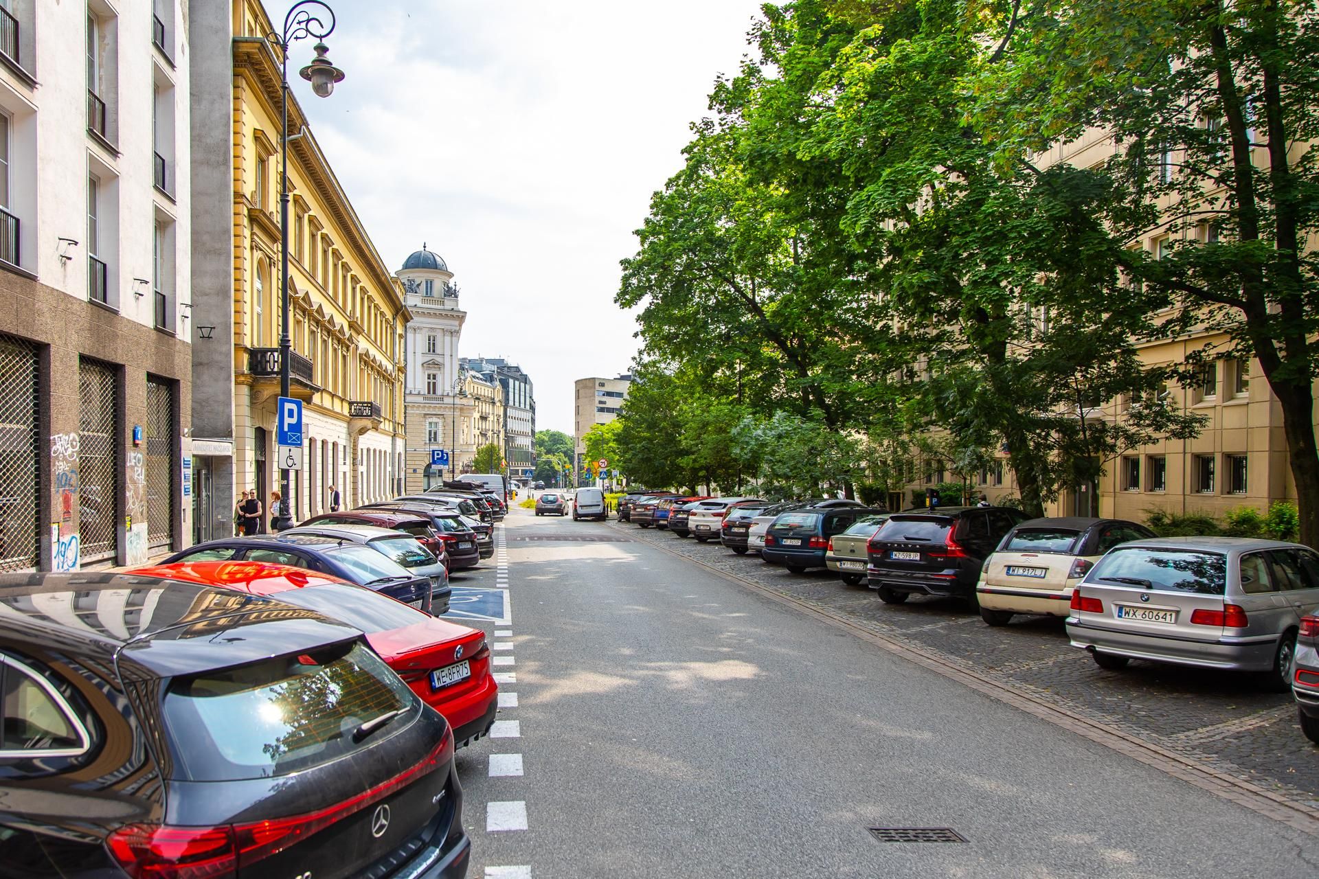 Ulice Śródmieścia Warszawy, na których urzędnicy dostaną miejsca parkingowe