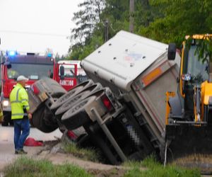 Makabra na drodze pod Grójcem. Osobowe suzuki czołowo zderzyło się z ciężarówką