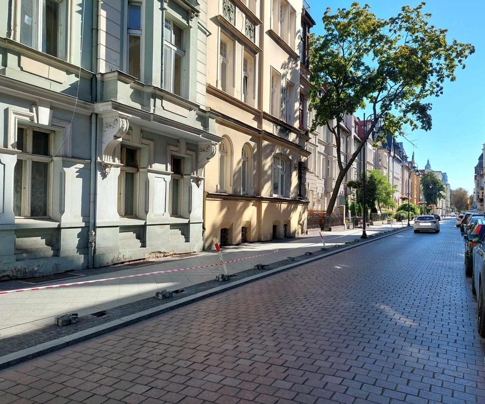 Bydgoszczanie marzą o roślinach wzdłuż ulicy, a drogowcy chwycili za młoty pneumatyczne. Teraz muszą zasypywać dziury [GALERIA]
