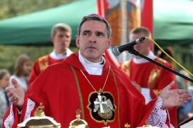 Sandomierz: Sposób biskupa na koronawirusa? Więcej MSZY I NABOŻEŃSTW!