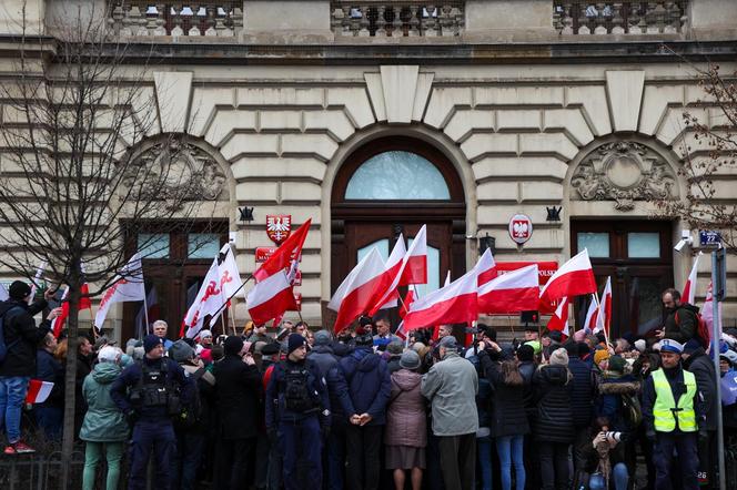 Kraków. Protest w "obronie" mediów publicznych. Barbara Nowak: „Zawszańcy nas sprzedali”, zgromadzeni: „Wolna Polska!”