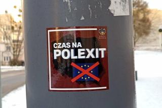„Czas na PolExit”. W Olsztynie pojawiły się kontrowersyjne naklejki [ZDJĘCIA]