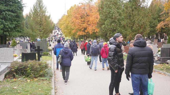 Tłumy na cmentarzu przy ul. Poprzecznej. Olsztynianie odwiedzają groby bliskich [ZDJĘCIA]