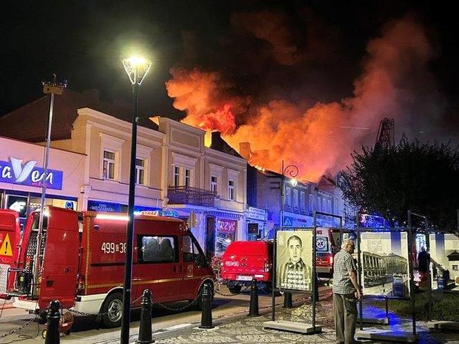 Potężny pożar kamienicy w Nakle nad Notecią. Nie żyje jedna osoba