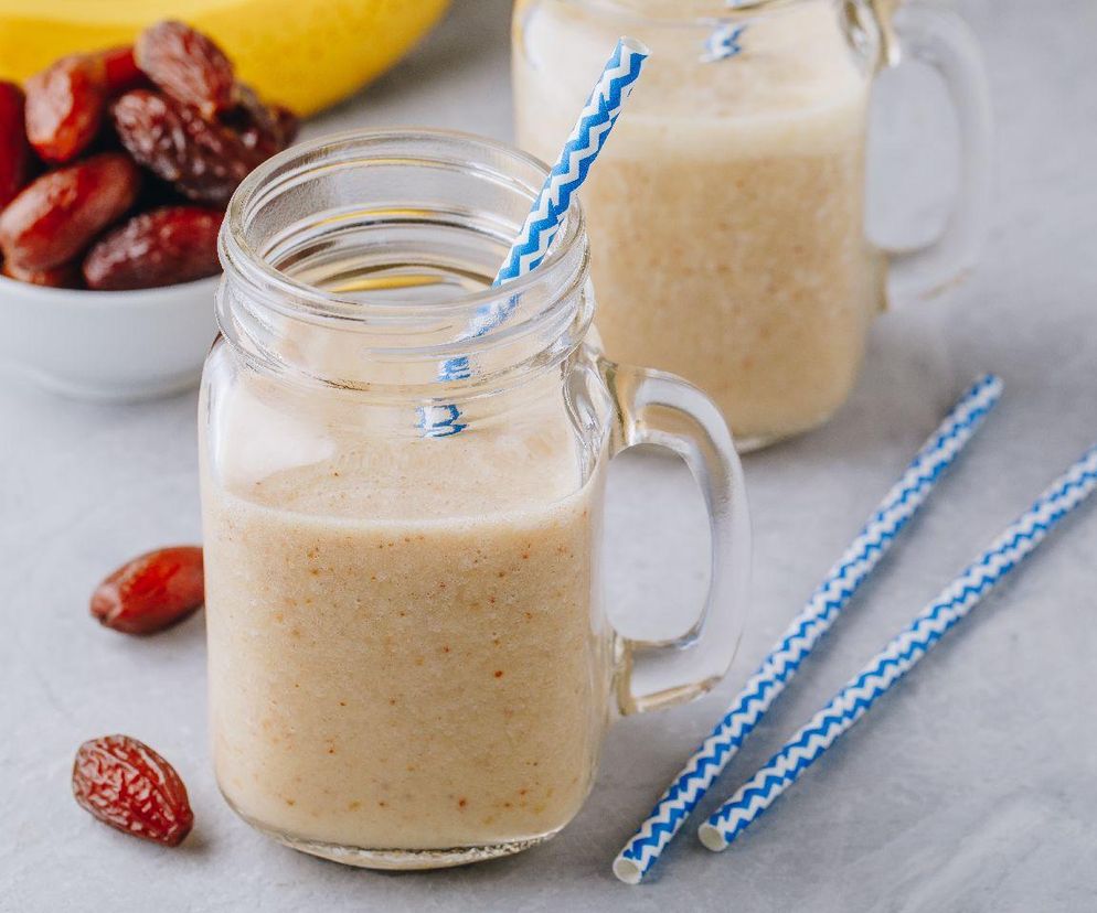 koktajl bananowo-daktylkowy z cynamonem