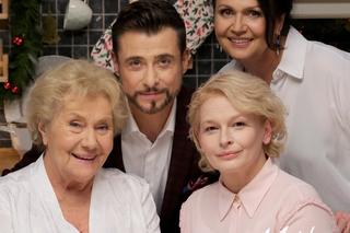 M jak miłość świąteczny odcinek specjalny. Wigilia Mostowiaków. Barbara (Teresa Lipowska), Marek (Kacper Kuszewski), Marta (Dominika Ostałowska), Marysia (Małgorzata Pieńkowska)