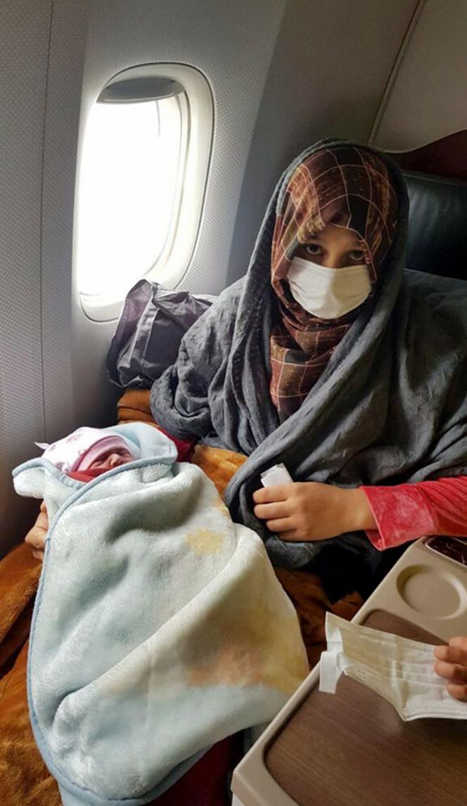 Urodziła dziecko w samolocie uciekając z Afganistanu