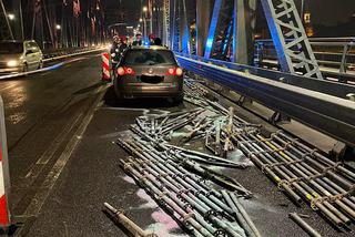 Kuriozalny wypadek na moście w Toruniu. Sprawca wjechał w rusztowanie