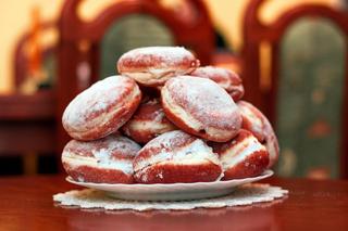 Pączki z różą. Skąd się wzięło to tradycyjne nadzienie?