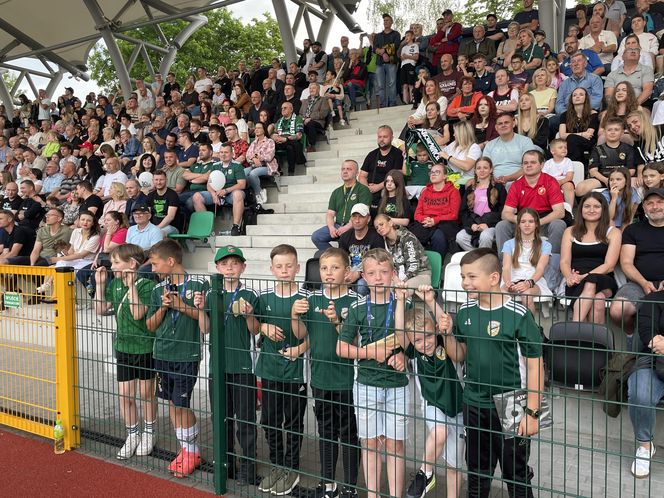 Kibice na otwarciu stadionu w Starachowicach
