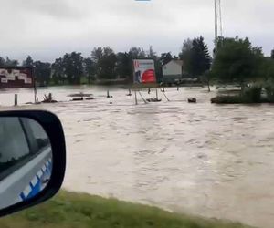 Bydgoscy policjanci pomagają mieszkańcom obszarów dotkniętych powodzią