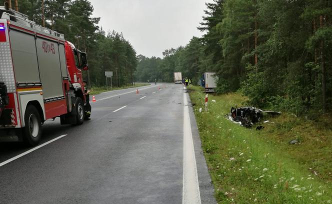 Tragiczny wypadek na drodze niedaleko Bolesławca. Ciężarówka rozerwała audi na pół