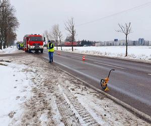 Huknął oplem w przepust wodny i ogrodzenie posesji. Pasażer nie żyje, kierowca w szpitalu