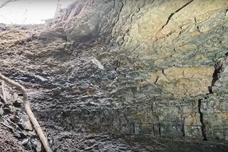 Wałbrzych. Gigantyczne zapadlisko pochłania drogę i drzewa. To ewenement