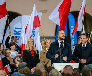 Zorro skradł show Trzaskowskiemu podczas wiecu w Tarnowie. Walczył szpadą i transparentem