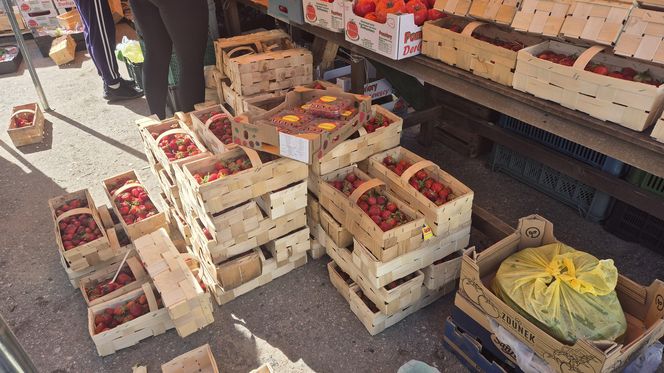 Drożyzna na targowiskach? Nie w Olsztynie. Tu kupisz truskawki w dobrej cenie!