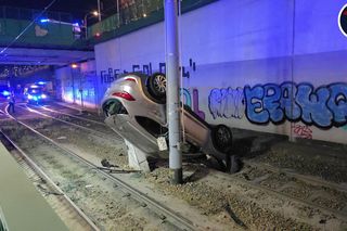 Auto spadło na tory tramwajowe! Szokujący wypadek w okolicach Mostu Północnego