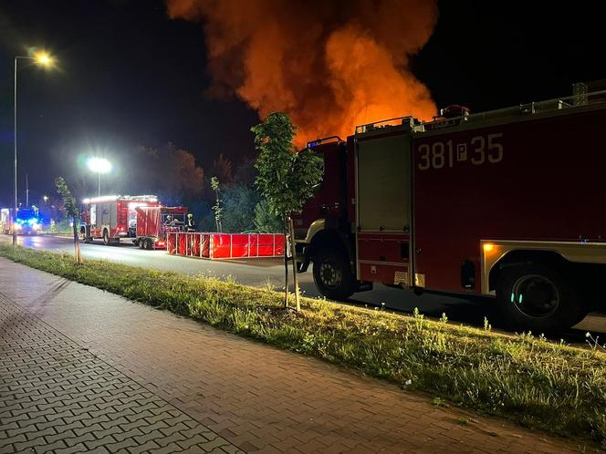 Wielkopolskie/ Gaszenie hałdy odpadów w Rawiczu może potrwać jeszcze kilkanaście godzin