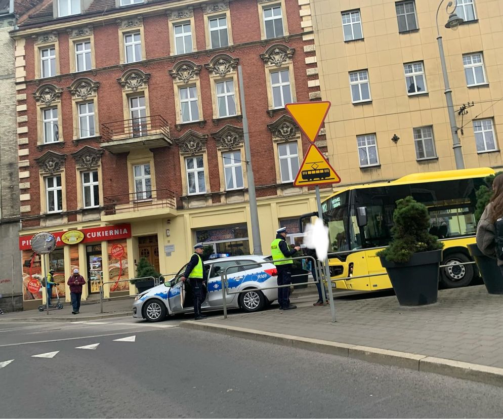 Groźna kolizja w Katowicach. Autobus zderzył się z tramwajem. Ruch tramwajowy został wstrzymany