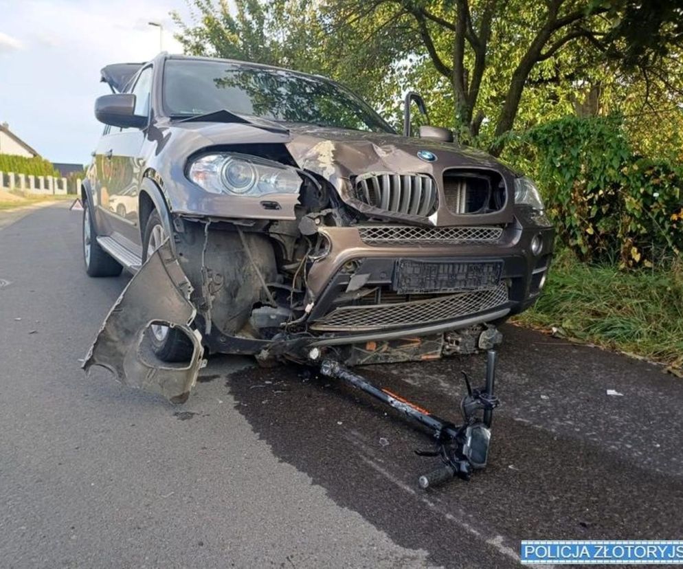 Chciał ominąć pieszego, wjechał prosto pod BMW. Dramatyczne nagranie wypadku na hulajnodze