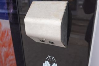 Nowoczesny przystanek Digital Citylighty na warszawskiej Woli