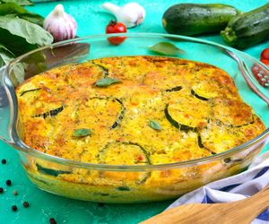 Cukinia zapiekana z jajkiem i serem - wprost z piekarnika. Przepis, który przebija klasyczny omlet