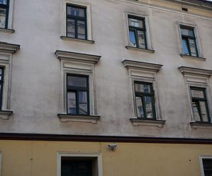 To jeden z najsłynniejszych budynków w Krakowie. W PRL-u stał się własnością państwa