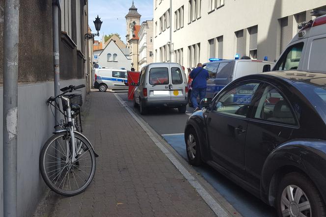 Tragedia w centrum Leszna. Z okna kamienicy przy Chrobrego wypadł mężczyzna