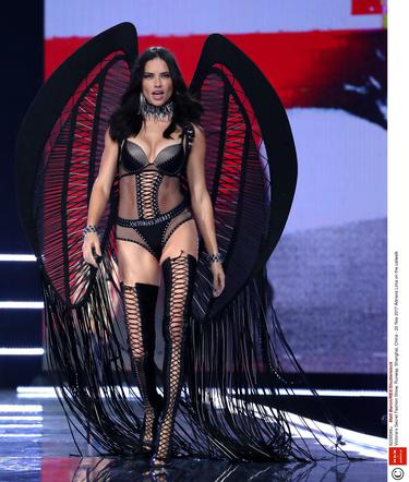 Victoria s Secret Fashion Show 2017 - Adriana Lima