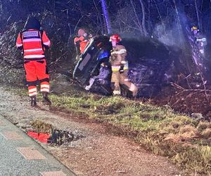 Pożar i dachowanie w Wawrze. Dramatyczny wypadek na ul. Bronisława Czecha