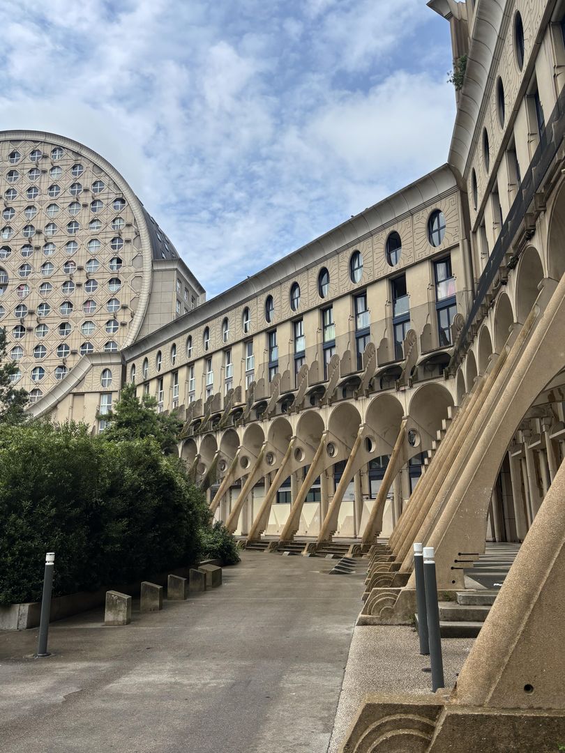 Picasso's Arenas. Budynek mieszkalny położony w Noisy-le-Grand pod Paryżem