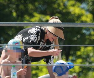 Marlena Muranowicz, wkrótce była żona Mroczka w bikini na plaży.