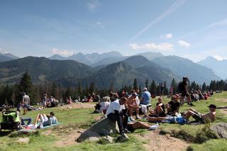 Koniec wakacji, a turyści szturmują Tatry. Na szlakach tłumy