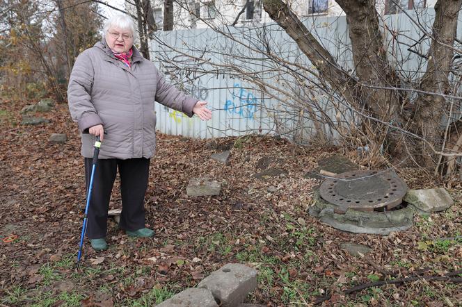 Błoto zamiast czystego chodnika. "Straciłam buta w tym bagnie!"