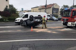 Dachowanie na rondzie Jagiellonów w Bydgoszczy! Kierowca z mandatem [ZDJĘCIA]