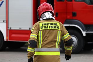Chwalimie. Tragiczny pożar domu jednorodzinnego. Nie żyje 36-latek, jego mamę zabrała karetka [ZDJĘCIA].
