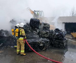 Kilkanaście wozów strażackich gasiło pożar miejscowości Kalinowy Dół 