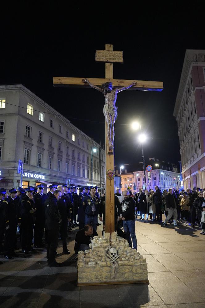 Tłumy wiernych przeszły przez stolicę. Centralną Drogę Krzyżową poprowadził kardynał Nycz