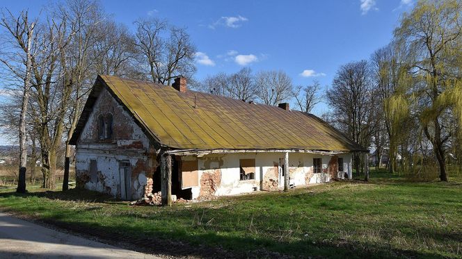 Jasionów - w tej wsi na Podkarpaciu znajduje się zabytkowy dwutraktowy dwór. Mieszkał tu znany urzędnik austriacki