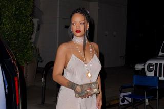 Rihanna przebrana za wielkiego JOINTA! Gdzie się tak wystroiła?