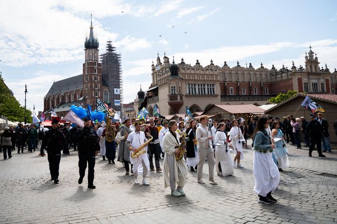 Korowód studentów podczas juwenaliów 2025 w Krakowie