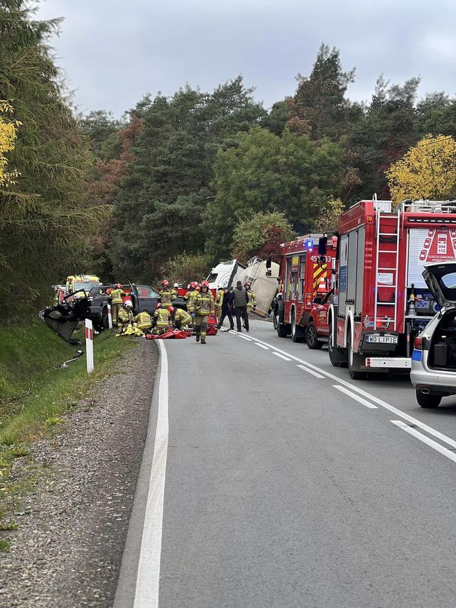 Tragedia pod Warszawą. Auto zderzyło się czołowo z tirem. Nie żyją dwie osoby, jedna jest ciężko ranna