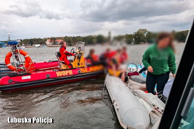 Dramat na jeziorze Sławskim: Gwałtowny wiatr przewrócił żaglówki z dziećmi!