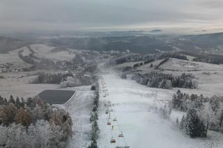 Najpiękniejsza wieża widokowa w Małopolsce w zimowej scenerii. Już zapraszają turystów 