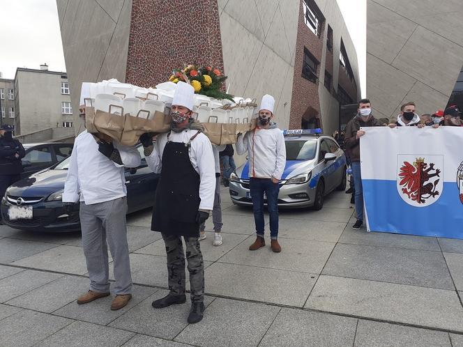 Protest branży gastronomicznej w Toruniu. Zanieśli trumnę pod pomnik Kopernika