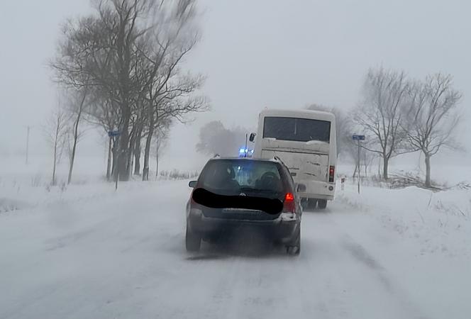 Trudne warunki na drogach w Podlaskiem. Pierwsze utrudnienia i wypadki [ZDJĘCIA]