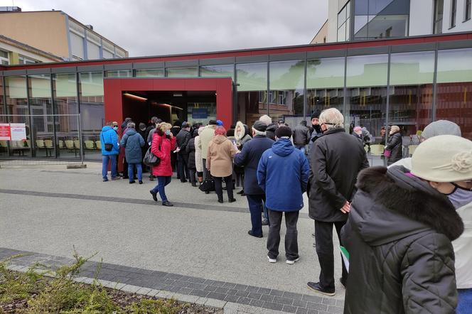 Tłumy pod szpitalem w Toruniu czekają na szczepionkę! Dlaczego do tego doszło?